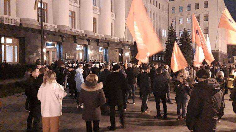 Ермак-майдан нарушил карантин. 300 человек пришли на Банковую протестовать против "минской зрады"