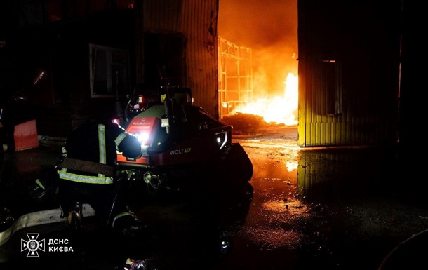 В Киеве на Троещине ликвидировали масштабный пожар
