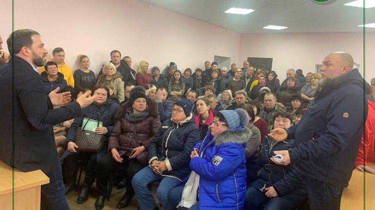 Под Днепром избиратели чуть не избили "слугу народа" Каптелова. Чтобы уйти со встречи, ему понадобилась полиция