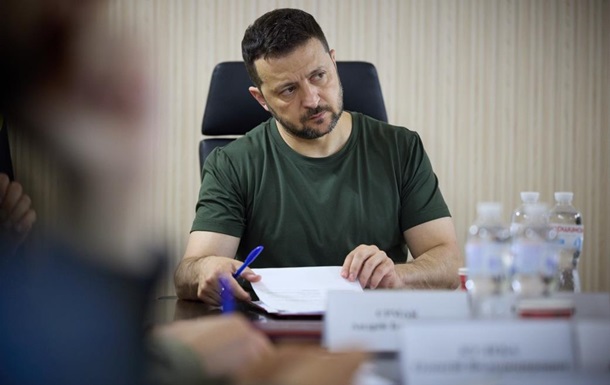 Зеленский провел совещание во время поездки на Донбасс
