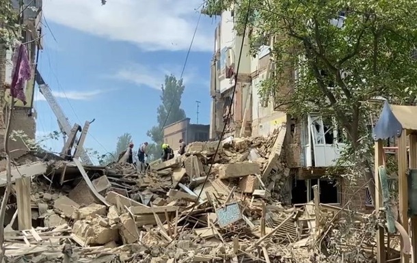 Из-под завалов в Киеве достали тела матери и двоих детей