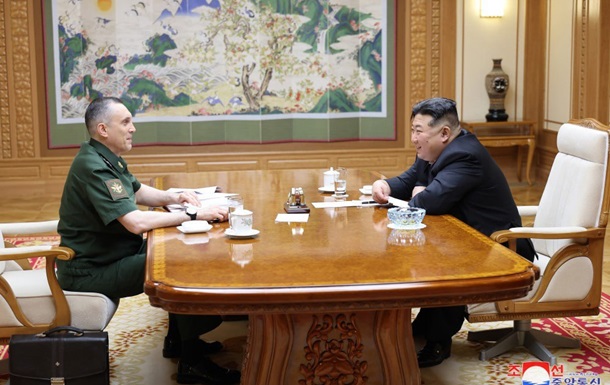 Ким Чен Ын встретился с военной делегацией России