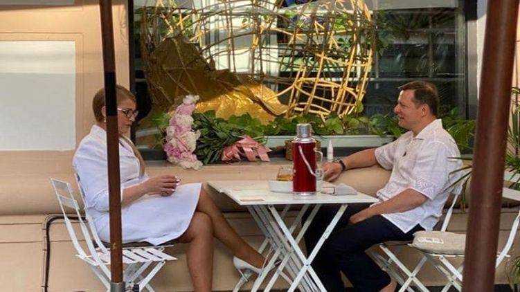 Ляшко и Тимошенко заметили вдвоем на летней террасе киевского кафе