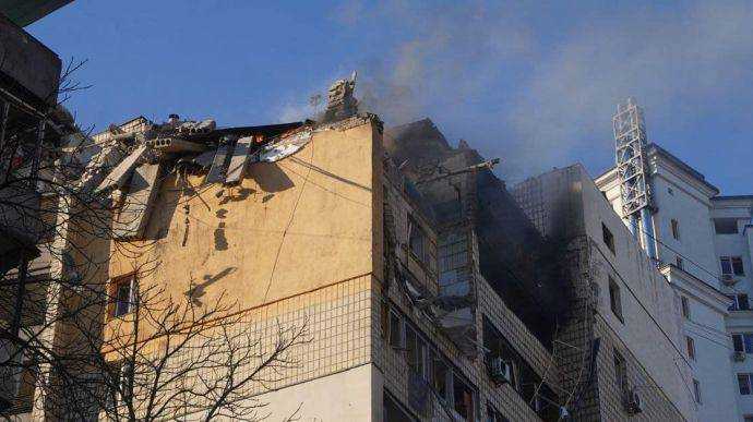Росіяни обстріляли житловий квартал у Києві