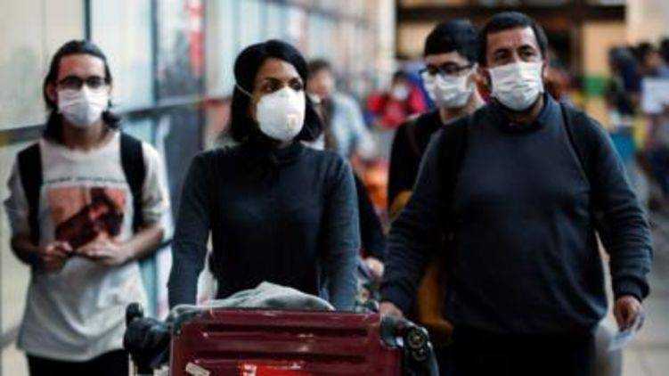 В Перу придумали оригинальный способ разделить мужчин и женщин на улицах во время пандемии коронавируса