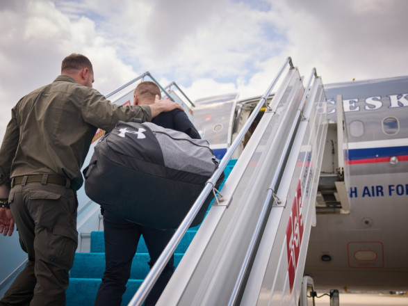 Командиры Азовстали возвращались в Украину спецсамолетом Военно-воздушных сил Чехии