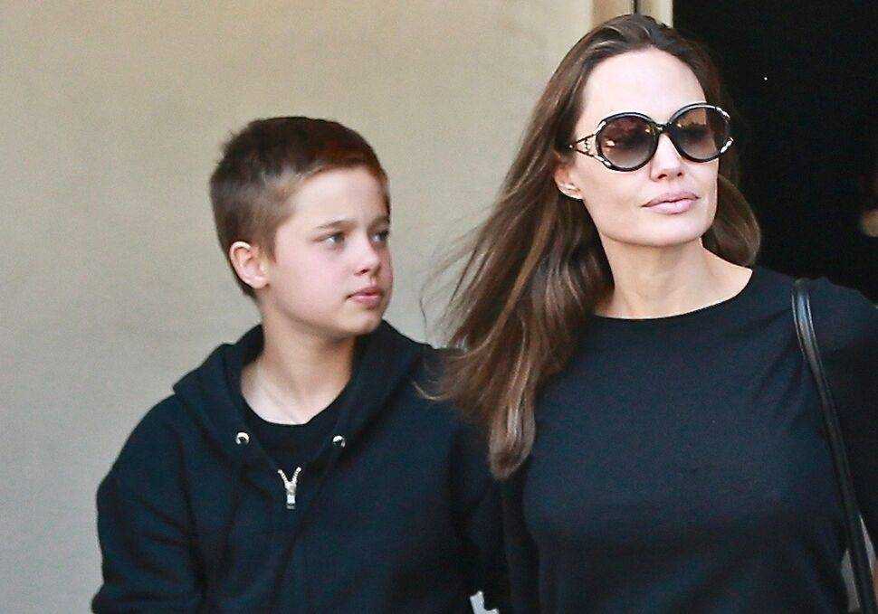 Стала мальчиком: дочь Джоли и Питта Шайло официально сменила пол