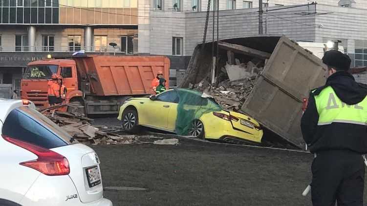 В центре Москвы мусорный контейнер раздавил такси.