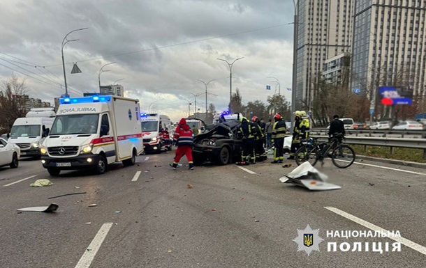 В Киеве автобус протаранил несколько авто и вылетел на тротуар, есть жертва