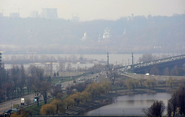 Киевлян призвали закрыть окна и пить много воды