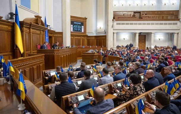 Парламент принял закон о повышении зарплат чиновников