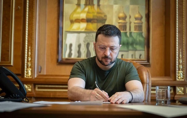 Зеленский подписал закон о выплате 15 млн семьям погибших добровольцев
