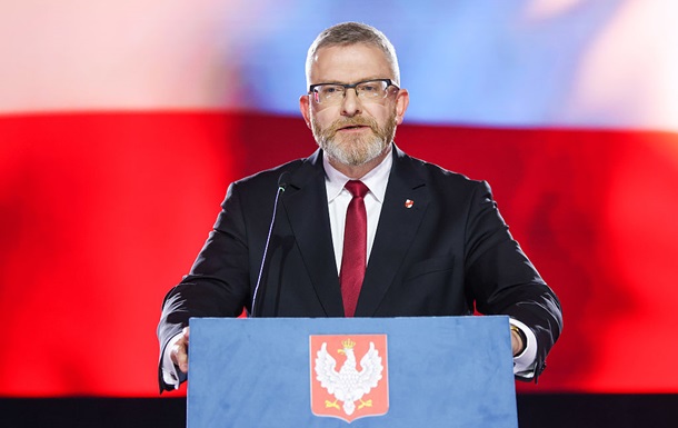 Кандидат в президенты Польши сорвал флаг ЕС и вытер им обувь