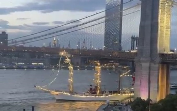 В Нью-Йорке мексиканское судно врезалось в мост