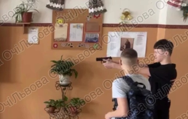 Во Львове ученик стрелял в школе из пневматики