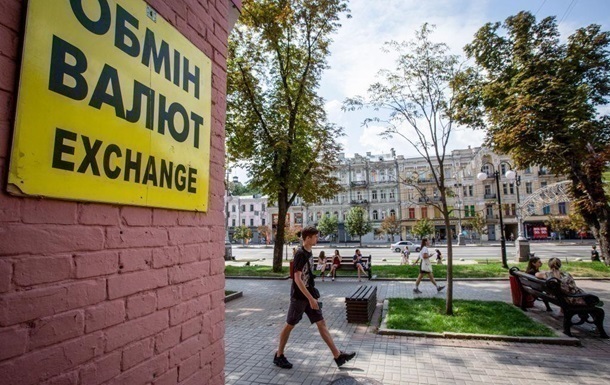 Курсы доллара и евро стабильны в начале недели