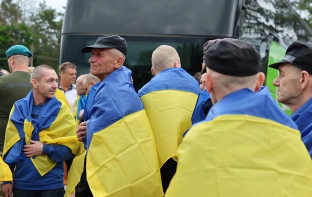 Украина вернула из плена пятую группу военных