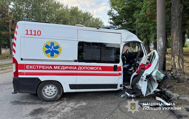 В Днепре "скорая" врезалась в столб, погиб медик