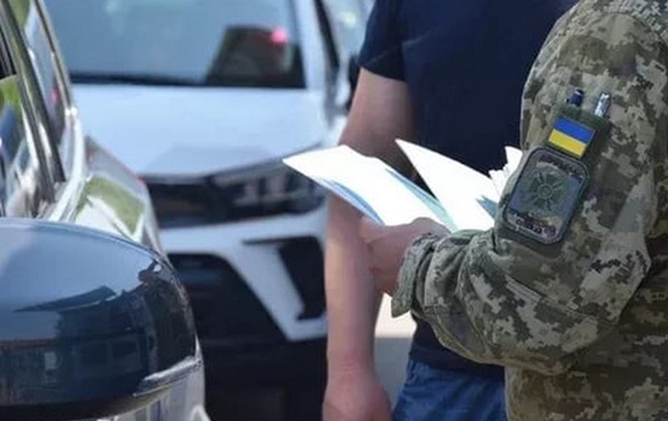 В Ровно шесть человек заблокировали авто ТЦК и требовали выдать мужчину