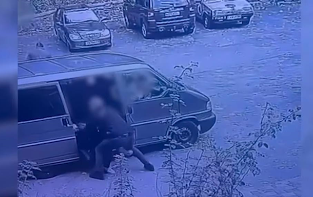 Полицейские избили мужчину возле ТЦК в Киеве