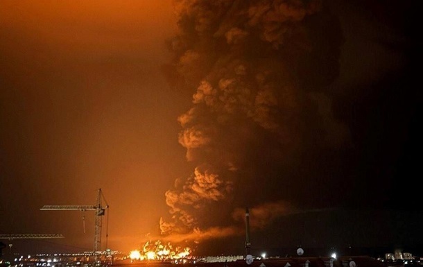 Появились снимки последствий удара по нефтебазе в Феодосии
