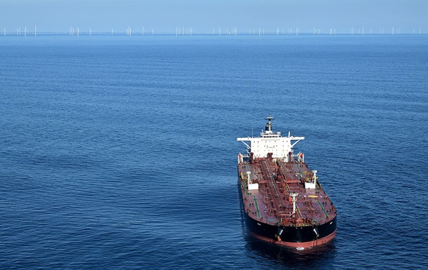 Рекордный объем российской нефти "застрял" в море из-за санкций США