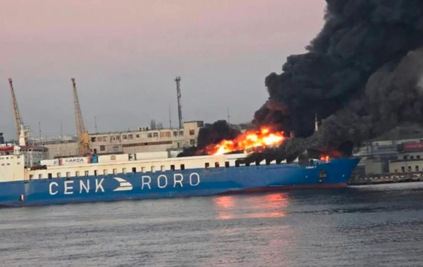 В Одессе после взрывов загорелось судно
