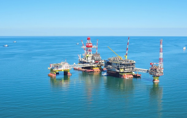 На Каспии повреждена третья нефтеплатформа