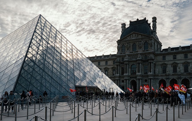 Лувр открыли для посетителей после забастовки