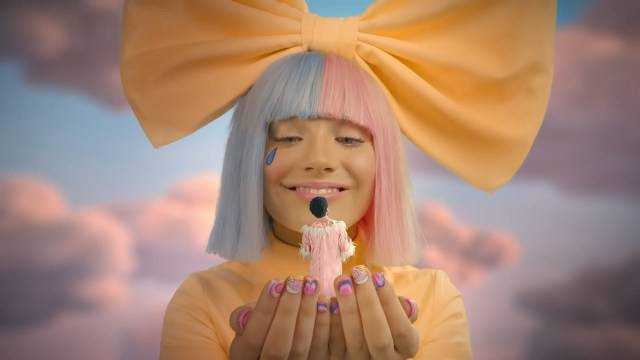 Певица Sia призналась, что неизлечимо больна