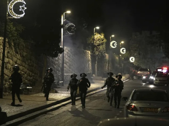 Полиция Израиля провела рейд в мечети Иерусалима: десятки пострадавших