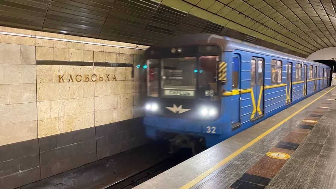 На станції метро в Києві чоловік спустився на колії й зупинив рух поїздів