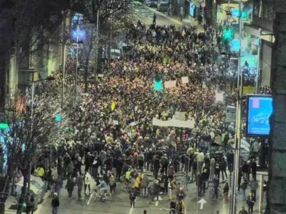 В Белграде протестующие забросали полицию яйцами