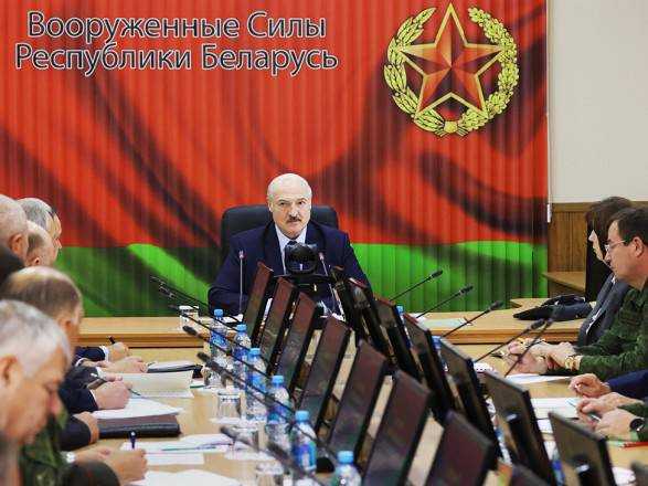 Лукашенко приказал не держать войска на западной границе, если НАТО там "не шевелятся"