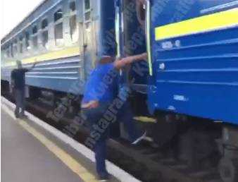 Пассажира вытолкнули из вагона поезда: в Укрзализныце отреагировали