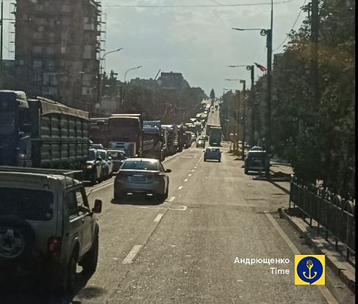 Забитые украинским зерном: в Мариуполе заметили пробку из грузовиков, следующих в российский порт