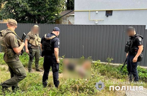 Угрожал прохожим ножом: в Житомире правоохранители задержали мужчину