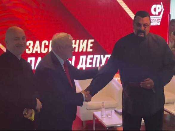 Актор Стівен Сігал став членом російської партії, яку очолює Прилєпін