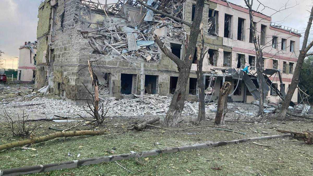 російські окупанти зруйнували 60 освітніх закладів на Донеччині