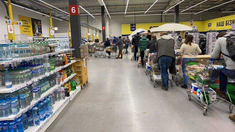 В супермаркетах Киева появились очереди за едой, химией и туалетной бумагой