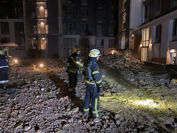Удар по многоэтажке в Днепре: пострадали четверо мужчин и бабушка