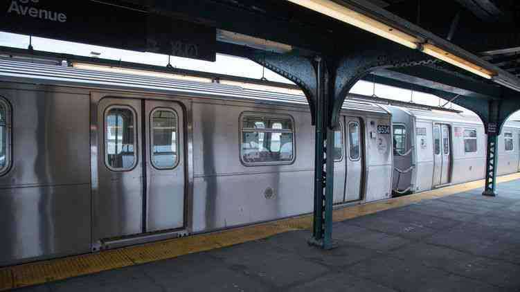 Черные копы в Нью-Йорке душили и избивали белого пассажира в метро.