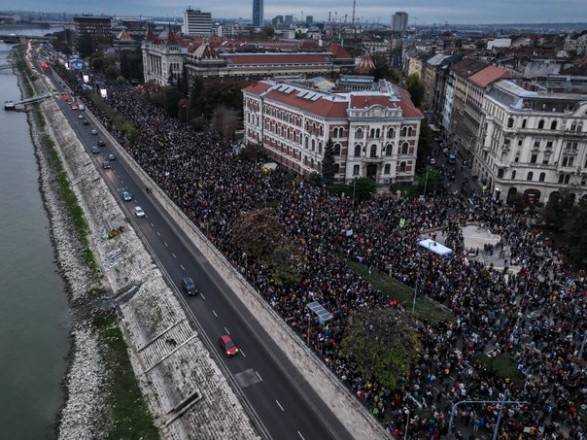 В Угорщині тисячі людей вийшли на протест проти уряду Орбана