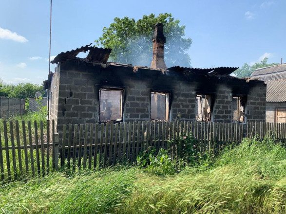 2 человека погибли, 10 ранены, есть разрушения: враг продолжает обстреливать Донецкую область