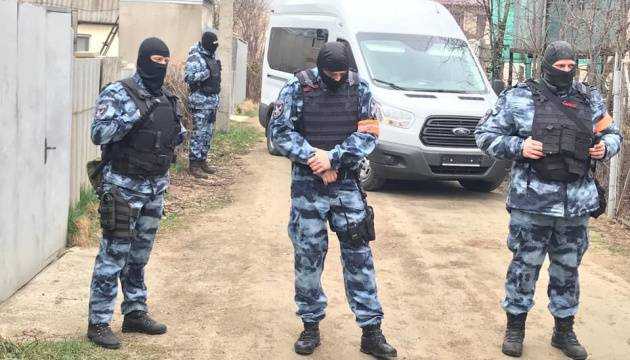 В Крыму оккупанты после обысков задержали восемь человек
