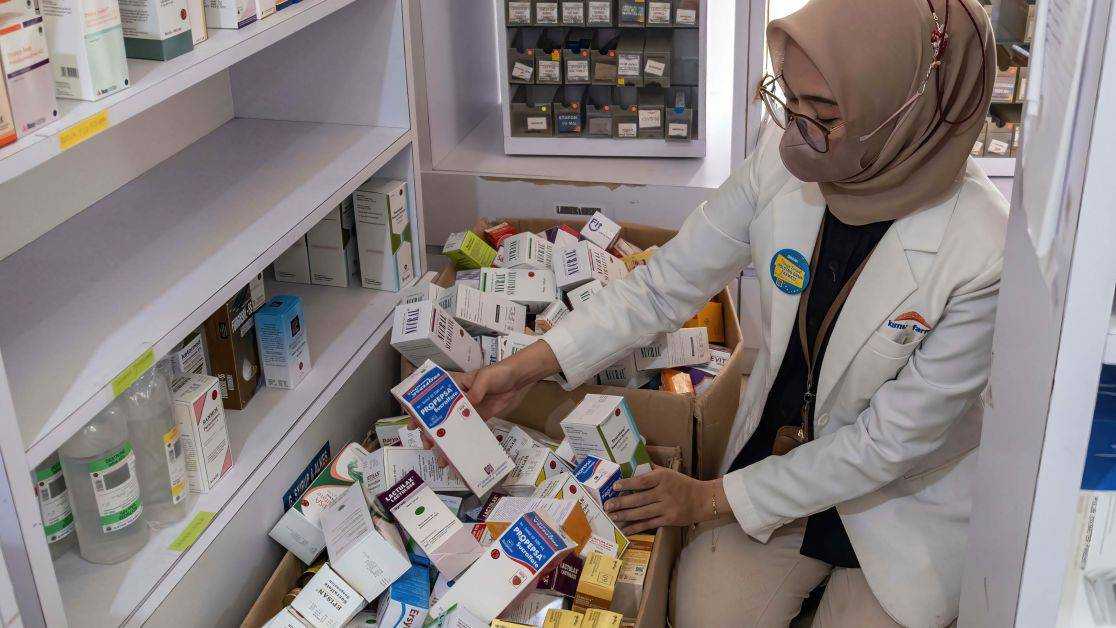 Майже сто дітей померли через сироп від кашлю: в Індонезії призупинили продаж рідких ліків