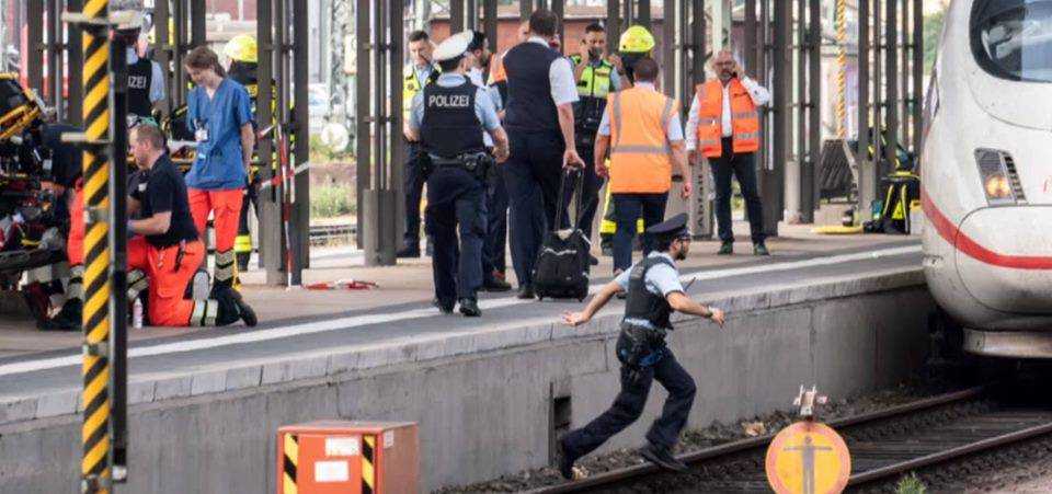 Во Франкфурте эритреец столкнул женщину с ребенком под поезд