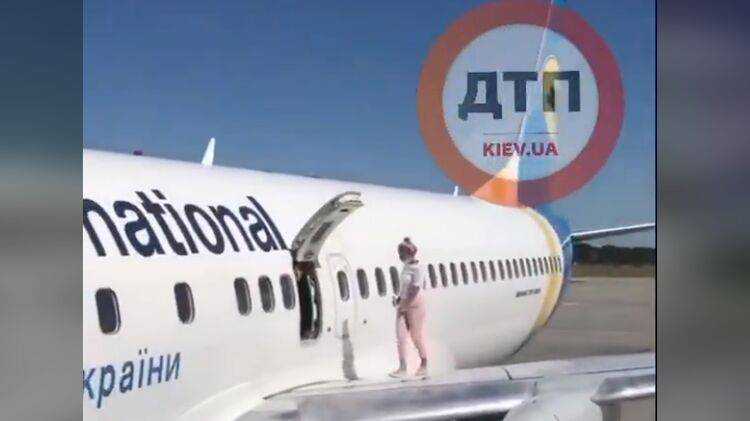 В аэропорту "Борисполь" пассажирка вышла из самолета погулять на крыле.