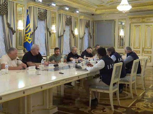 Зеленський під час зустрічі з генеральним директором МАГАТЕ наголосив на необхідності термінової демілітаризації Запорізької АЕС