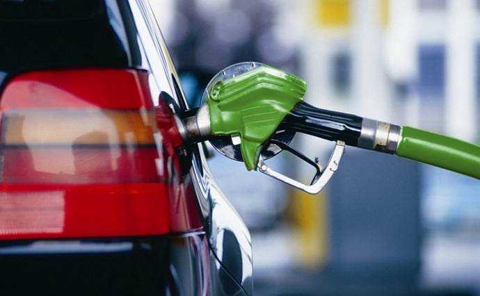 На АЗС припиняють продавати преміальне паливо і знижують ціни